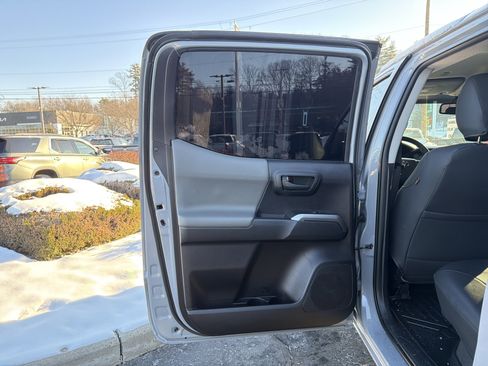 Used 2020 Toyota Tacoma SR5 image 27