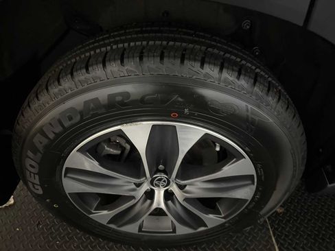 Certified 2023 Toyota Highlander XLE image 13