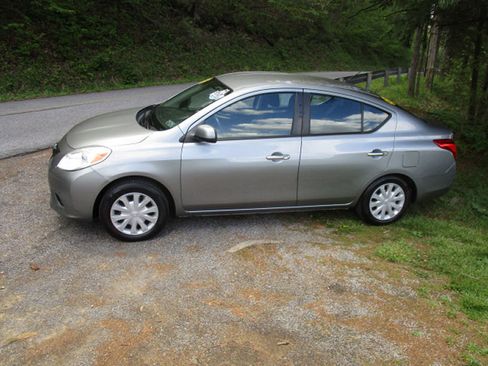 Used 2012 Nissan Versa SV FWD image 1