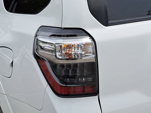 Used 2022 Toyota 4Runner TRD Off-Road Premium AWD/4WD image 32
