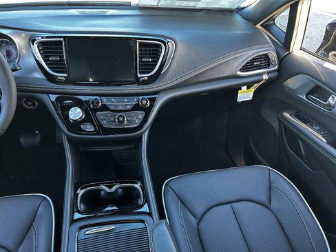 New 2026 Chrysler Pacifica Limited w/ S Appearance Package image 13