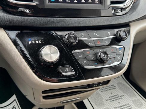 Used 2019 Chrysler Pacifica Touring-L image 31