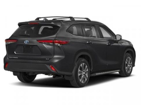 New 2026 Toyota Highlander XLE image 2