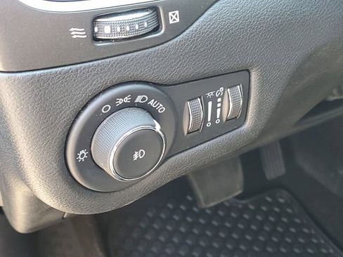 Used 2022 Jeep Cherokee Trailhawk AWD/4WD image 8