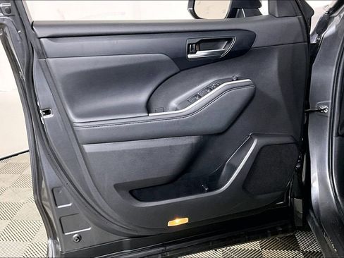 Used 2022 Toyota Highlander XLE image 23