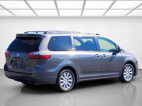 Used 2017 Toyota Sienna XLE AWD/4WD image 5