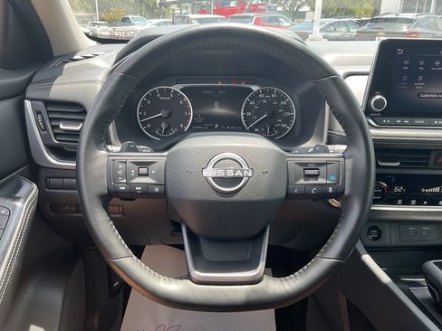Used 2025 Nissan Rogue SV FWD image 31