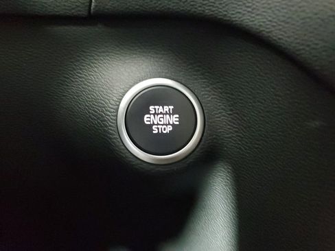 Certified 2025 Volvo XC40 B5 Core image 35