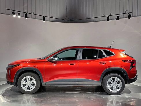 Used 2024 Chevrolet Trax LS w/ Driver Confidence Package image 14