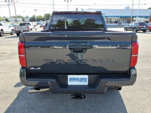 Used 2025 Toyota Tacoma SR5 AWD/4WD image 5