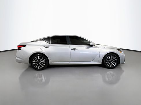 Used 2023 Nissan Altima 2.5 SV FWD image 3