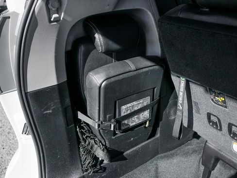 Used 2016 Toyota Sienna SE image 8