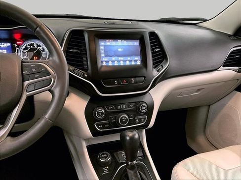 Used 2021 Jeep Cherokee Latitude Lux w/ Sun & Sound Group AWD/4WD image 6