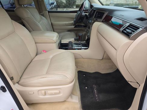 Used 2014 Lexus LX 570 4WD image 32