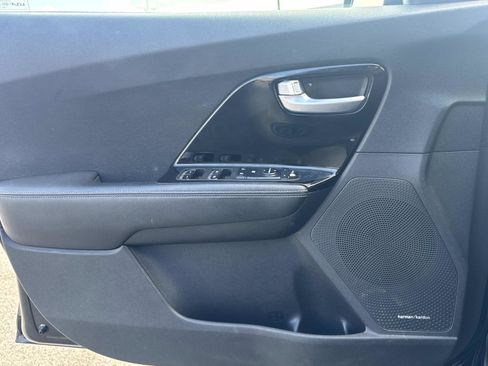 Used 2022 Kia Niro EX image 18