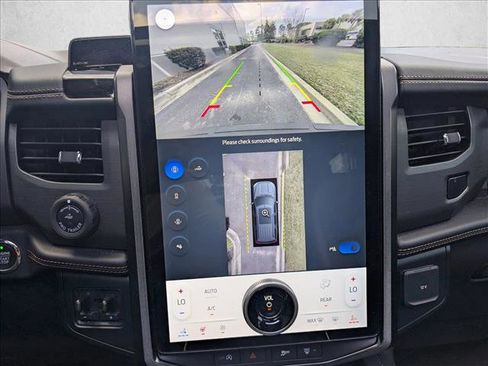 Used 2024 Ford Expedition Platinum image 19