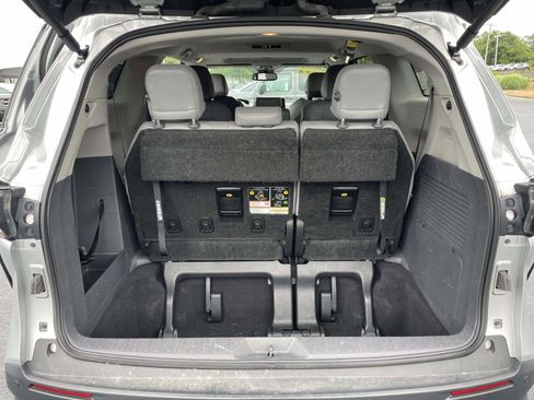 Used 2024 Toyota Sienna XLE FWD image 10
