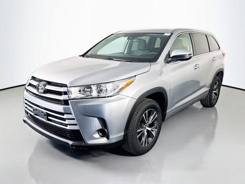 Used 2017 Toyota Highlander LE w/ Carpet Mat Package FWD image 4