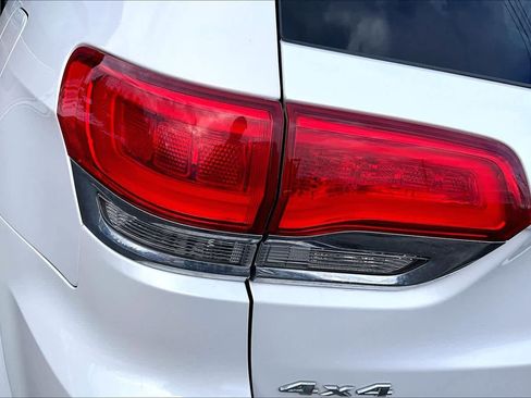 Used 2017 Jeep Grand Cherokee Overland image 32