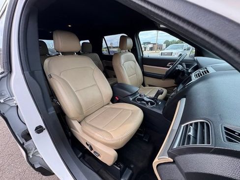 Used 2017 Ford Explorer XLT w/ Equipment Group 202A AWD/4WD image 11