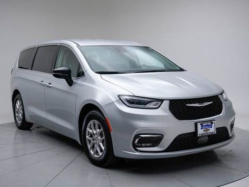 Used 2024 Chrysler Pacifica Touring-L image 12