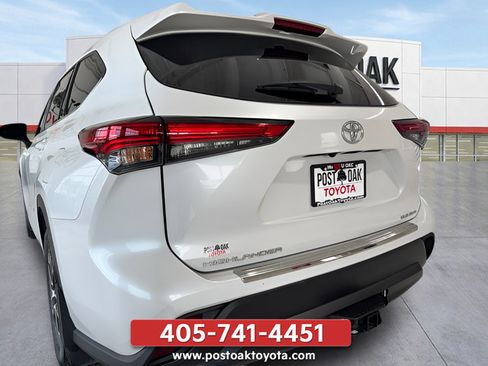 Used 2022 Toyota Highlander XLE AWD/4WD image 29