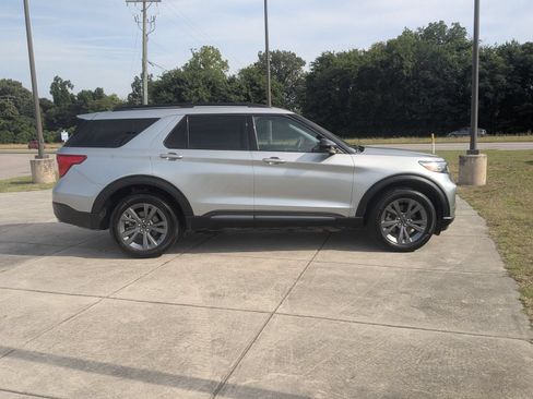 Used 2023 Ford Explorer XLT w/ Equipment Group 202A AWD/4WD image 2
