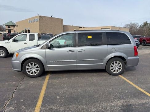 Used 2014 Chrysler Town & Country Touring image 4