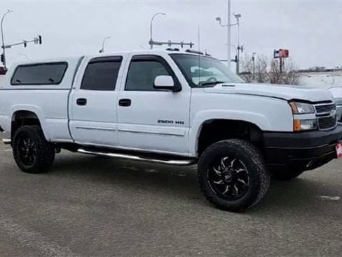 Used 2005 Chevrolet Silverado 2500 LT w/ Heavy-Duty Power Package image 2