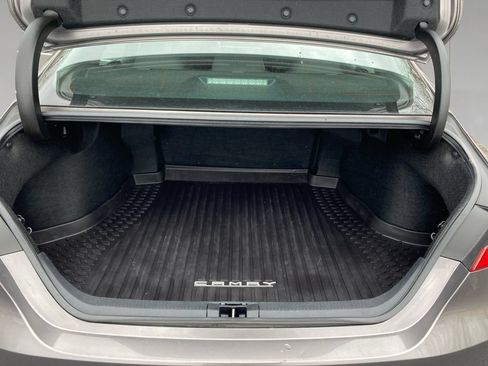 Used 2018 Toyota Camry FWD image 19