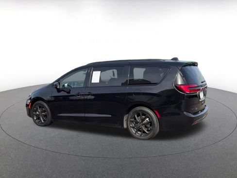 Used 2025 Chrysler Pacifica Limited image 10