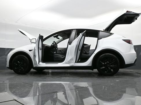 Used 2024 Tesla Model Y Long Range image 35