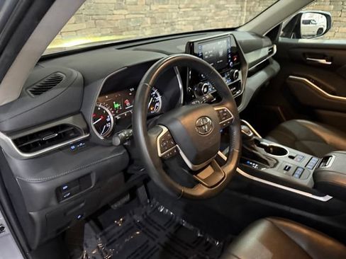 Used 2022 Toyota Highlander XLE AWD/4WD image 25
