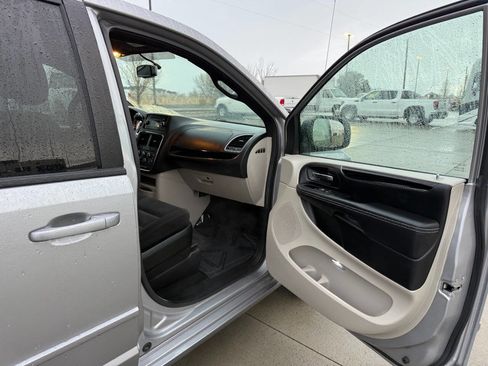 Used 2016 Dodge Grand Caravan SE image 22