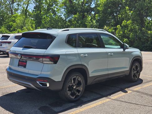 New 2026 Volkswagen Taos SE FWD image 5