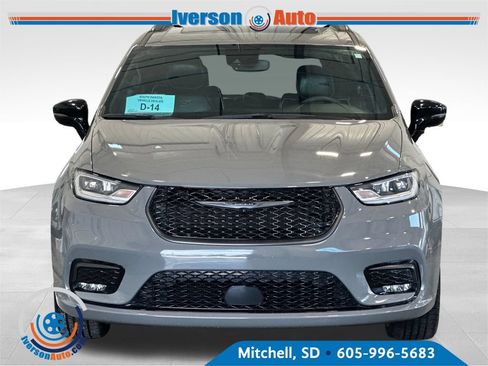Used 2025 Chrysler Pacifica Limited FWD image 2