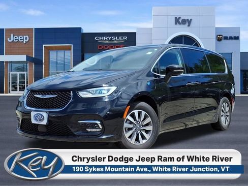 Used 2024 Chrysler Pacifica Limited FWD image 1