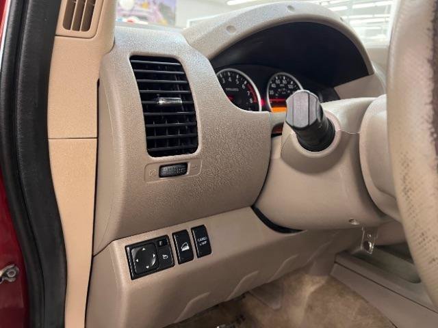 Used 2013 Nissan Frontier SL w/ Moonroof Pkg AWD/4WD image 13