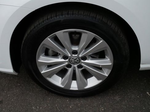 Used 2018 Volkswagen Golf S image 12