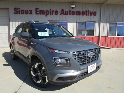 Used 2025 Hyundai Venue SEL FWD image 1