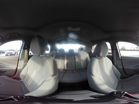 Used 2025 Hyundai Elantra SEL image 43