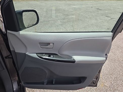 Used 2014 Toyota Sienna LE FWD image 18