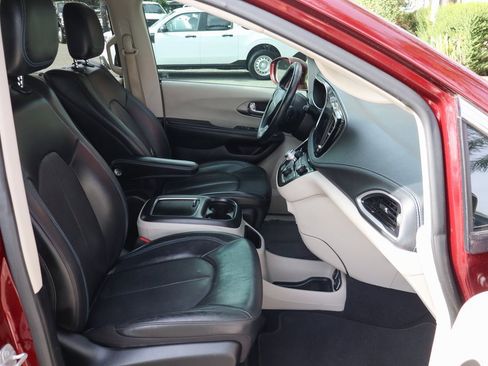 Used 2021 Chrysler Pacifica Touring-L w/ Uconnect Theater Family Group image 39