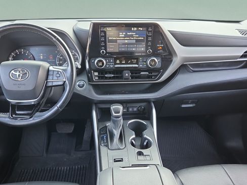 Used 2021 Toyota Highlander XLE FWD image 12