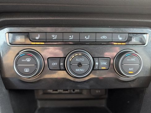 Used 2018 Volkswagen Tiguan SE image 27