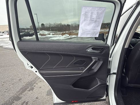 Used 2022 Volkswagen Tiguan SE image 24