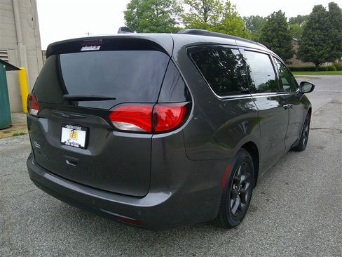 Used 2018 Chrysler Pacifica Touring-L Plus w/ S Appearance Package FWD image 5