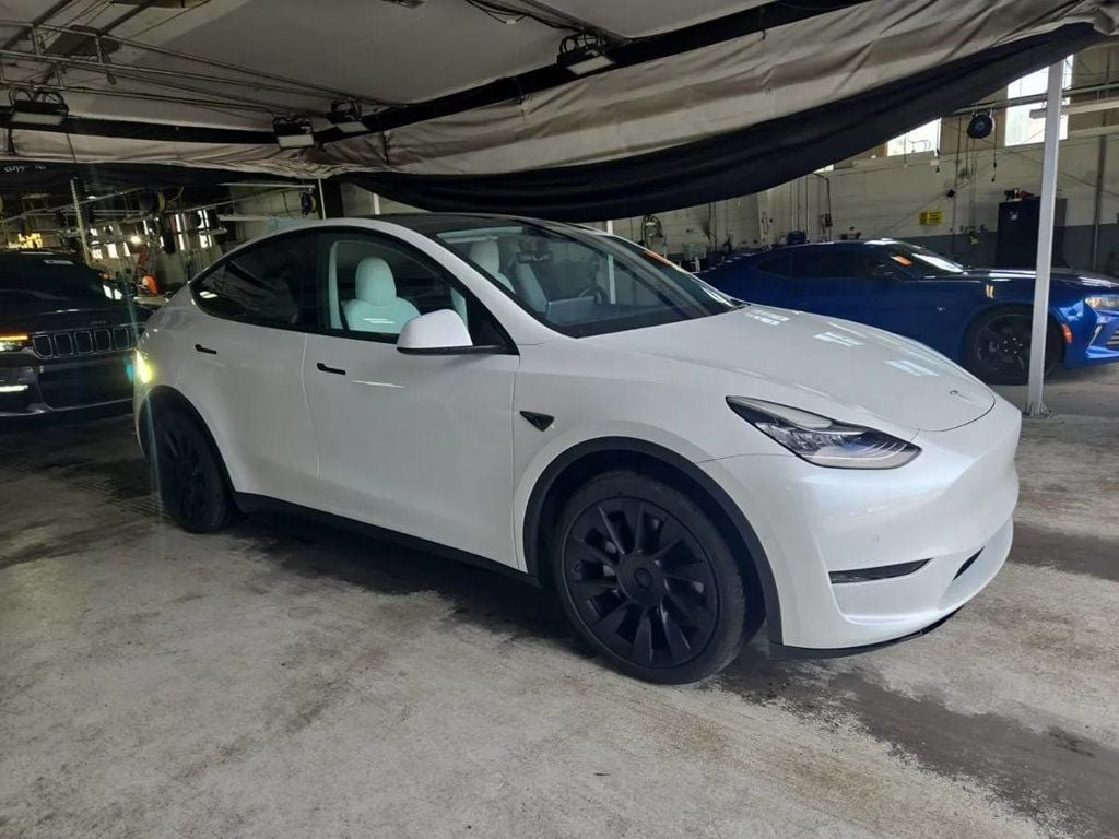 Used 2022 Tesla Model Y Long Range AWD/4WD image 3