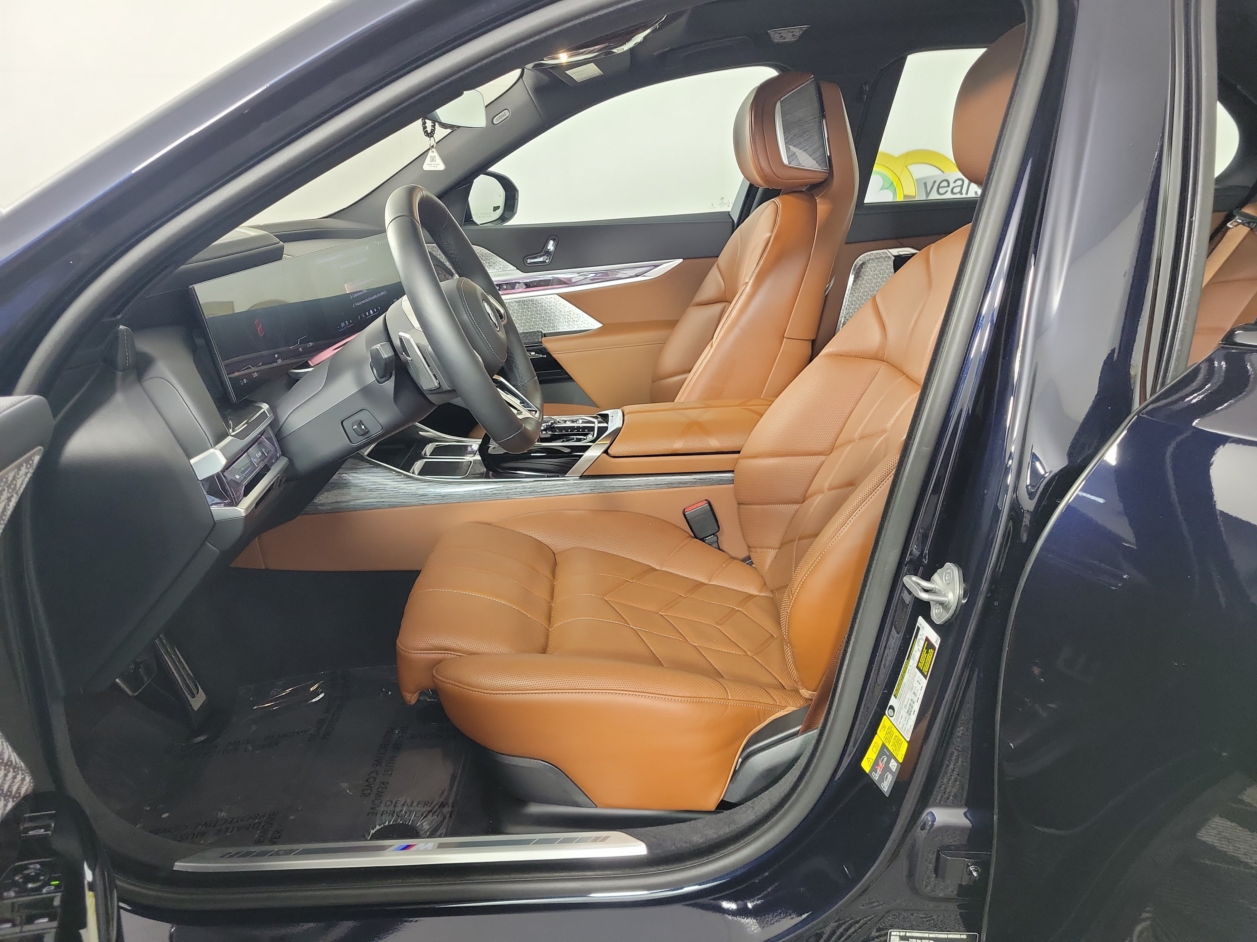 Certified 2024 BMW i7 xDrive60 w/ Executive Package AWD/4WD image 9