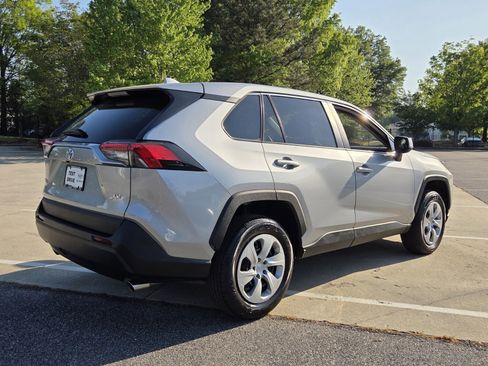 Used 2022 Toyota RAV4 LE image 4